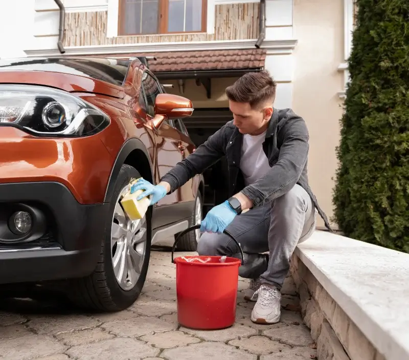 Lavage auto à domicile Chamesol : professionnel intervenant sur un véhicule